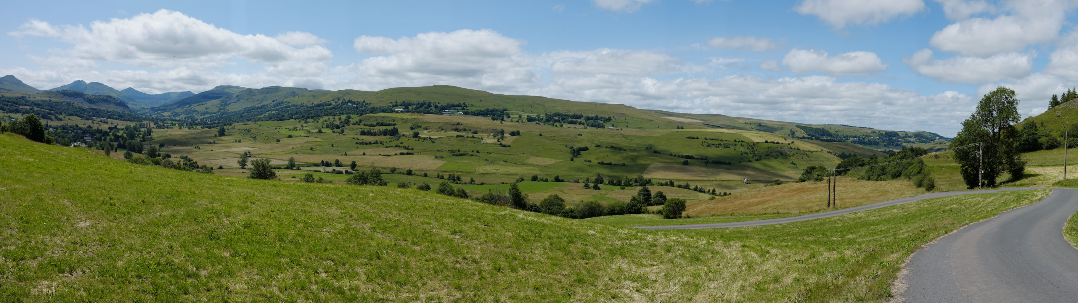 1-05 Massif du Cantal / Vallée de la Santoire vue de Péjouzou