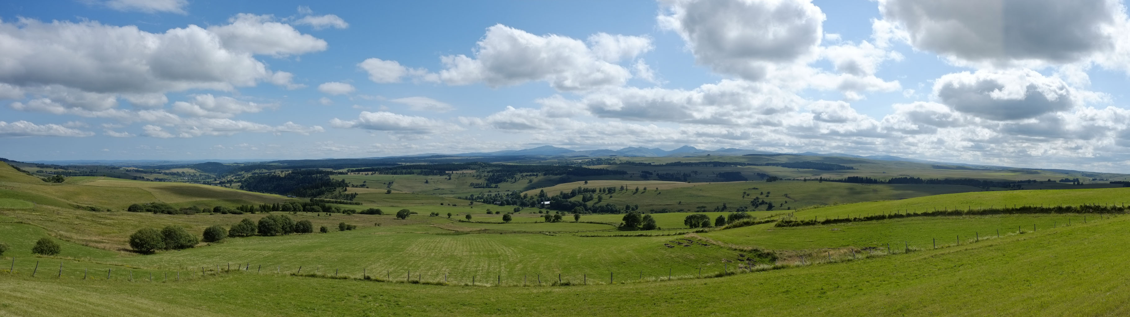 1-03 Cézallier / Panorama vers les monts du Cantal depuis Pradiers