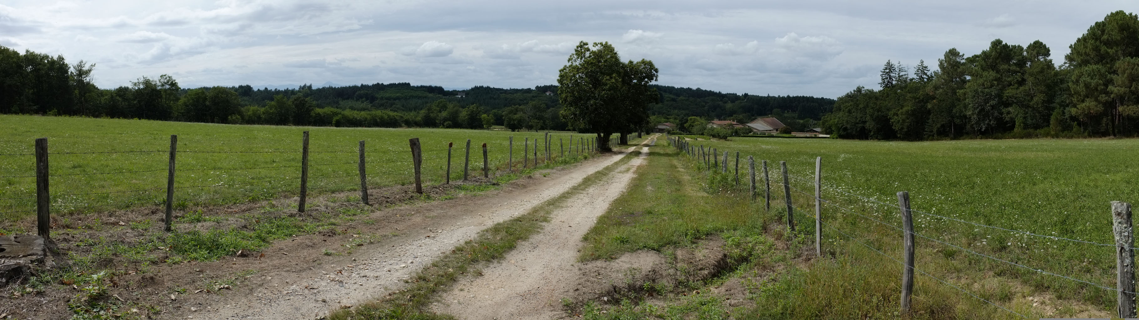 2-01 Bois noirs et Montagne bourbonnaise / Hameau de Montpeyroux au-dessus de Paslières