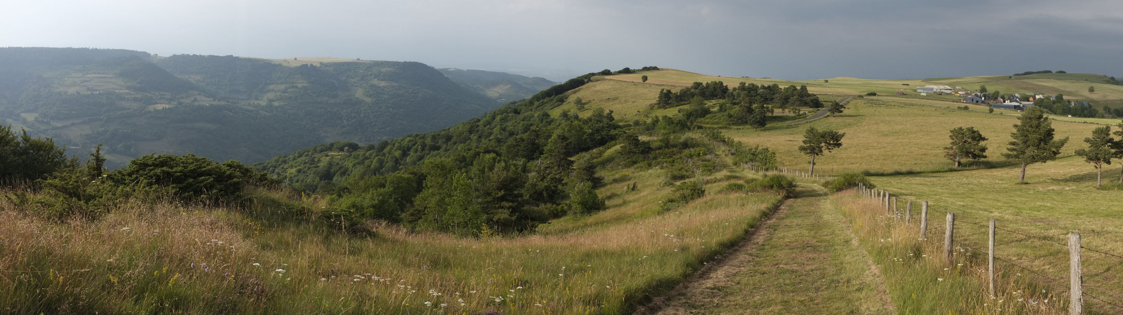 3-01 Pays coupés des Volcans / Plateau suspendu au-dessus de Valbeleix