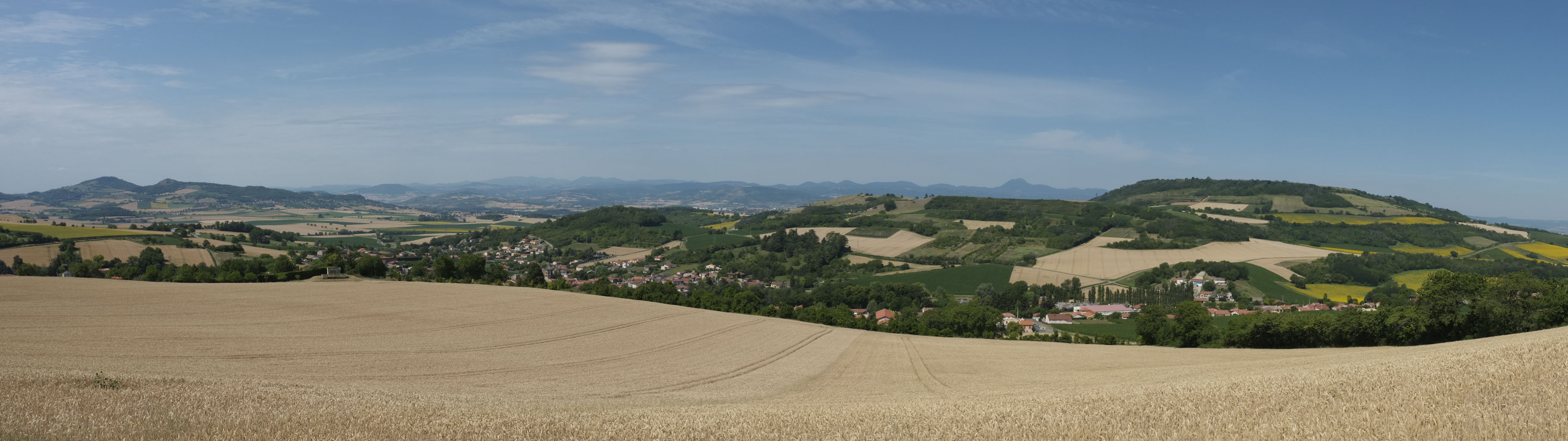 6-03 Billomois-Comté / Village de Chauriat sur fond de chaîne des Puys