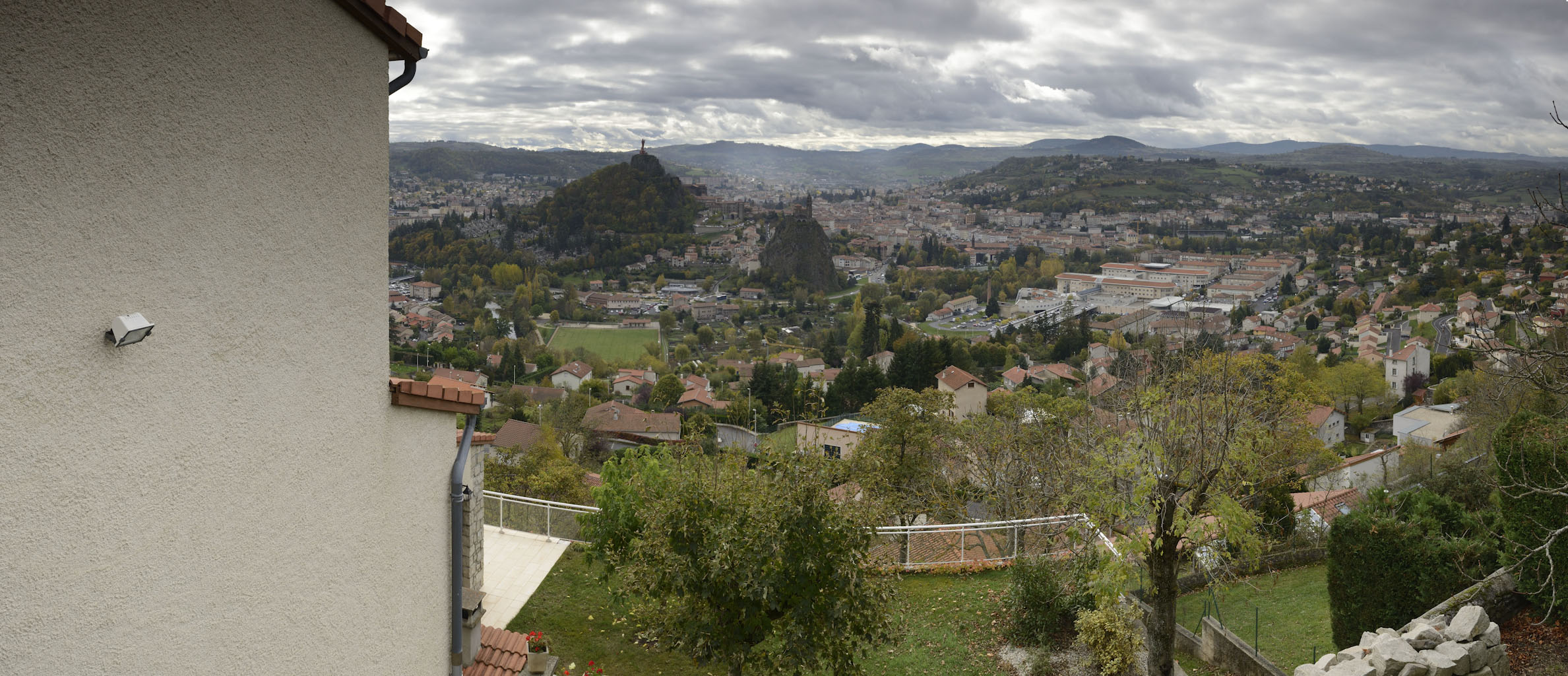 7-01 Bassin du Puy-en-Velay / Depuis la plaine de Rome, vue sur la ville et les rochers d'Aiguille et Corneille