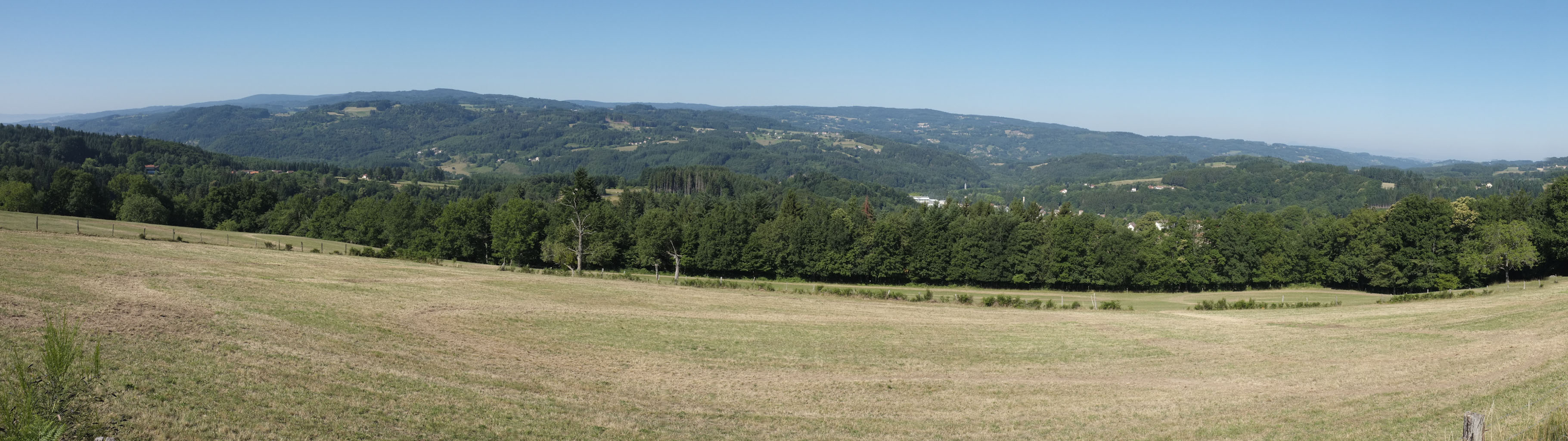 7-02 Plaine du Livradois / Une plaine sous des montagnes boisées