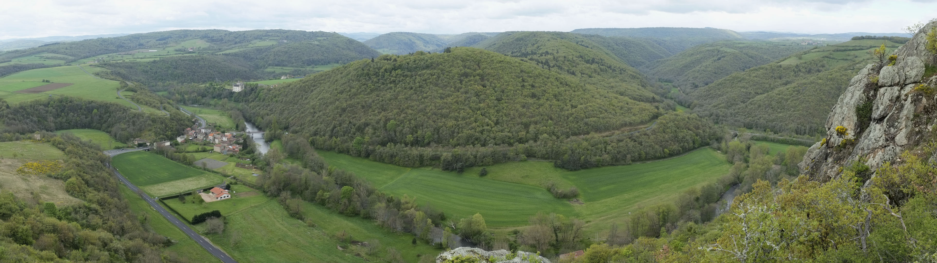 9-05 Vallée et gorges de l'Alagnon / L'Alagnon sous le village de Léotoing