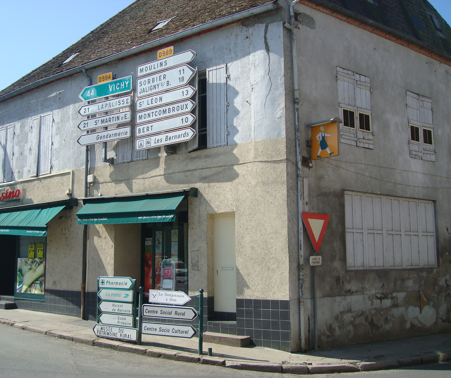 Affichage directionnel sur les façades du centre-bourg du Donjon