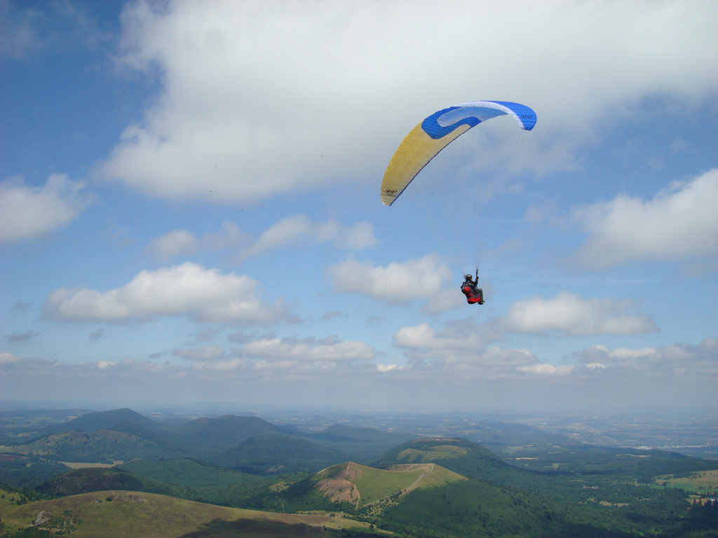 Décollage en parapente depuis le sommet du puy de Dôme