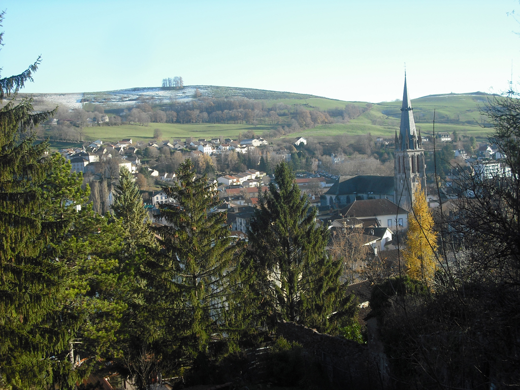 Le rebords du bassin d'Aurillac, depuis le château de Saint-Etienne