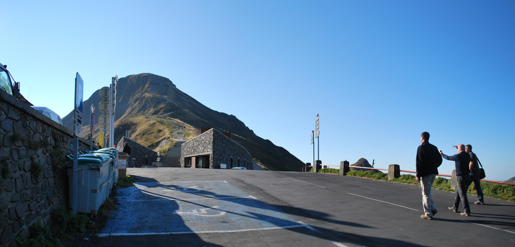 Au col du Pas-de-Peyrol, sous le sommet du puy Mary