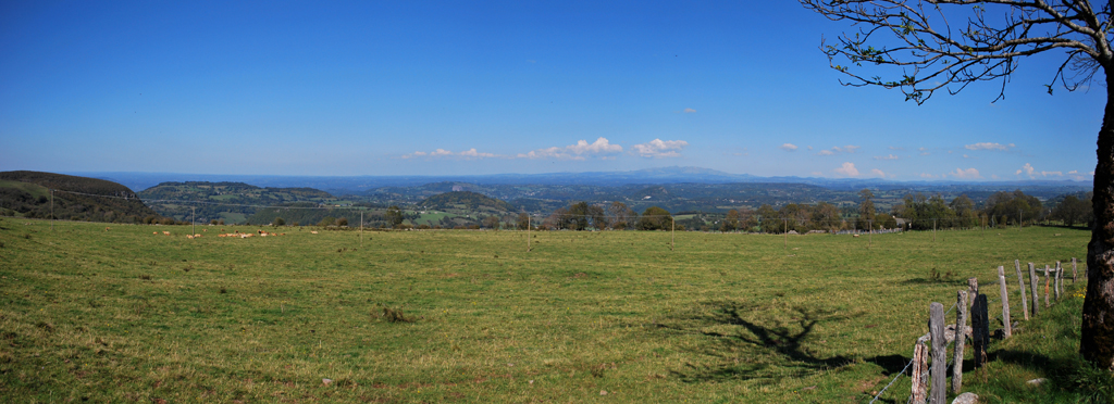 Vue sur les pays coupés et le massif du Sancy au loin depuis le plateau de Trizac