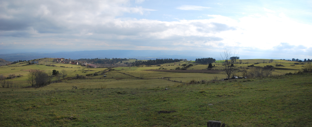 Plateau herbagé dominant Blesle entre la Voireuze et la Bave