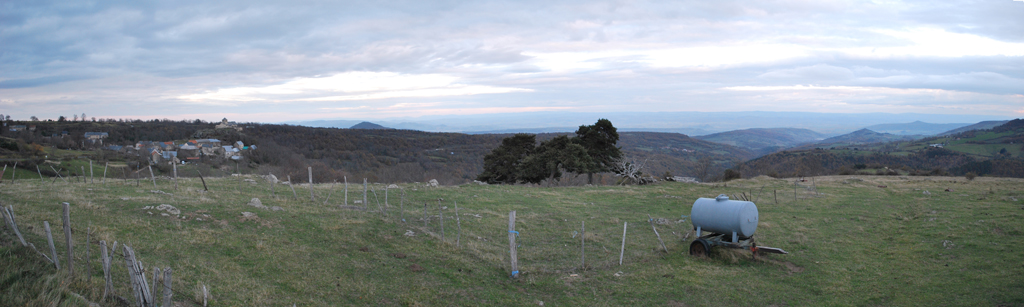 Dauzat-sur-Vodable dominant la vallée