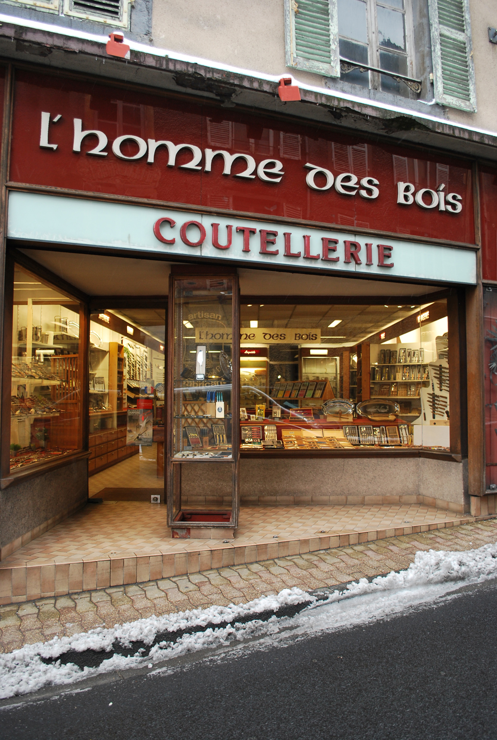 Coutellerie dans une rue de Thiers