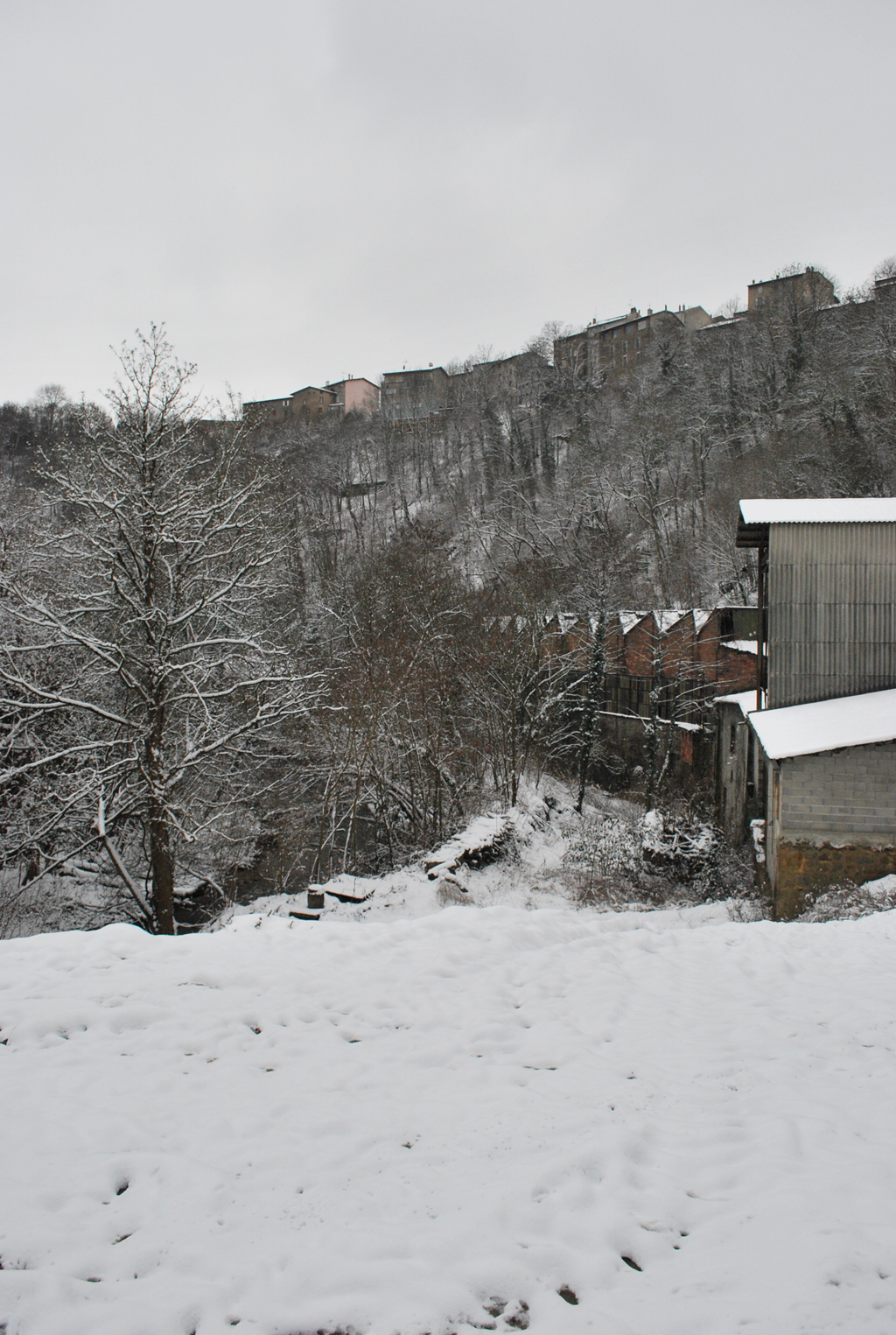 Usines en fond de gorges dominées par la ville