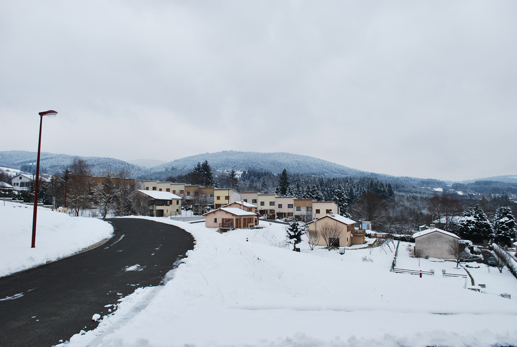 Habitat en bande dans la pente sur les hauteurs de Chabreloche