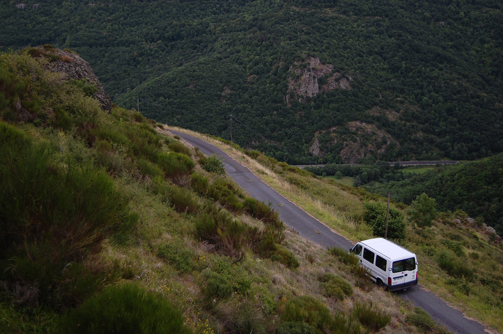 Ambiance de route de gorges, en balcon sur l'Alagnon