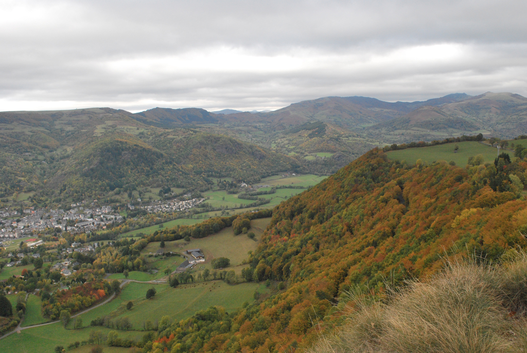 La haute vallée de la Cère et le massif cantalien depuis le rocher des Pendus