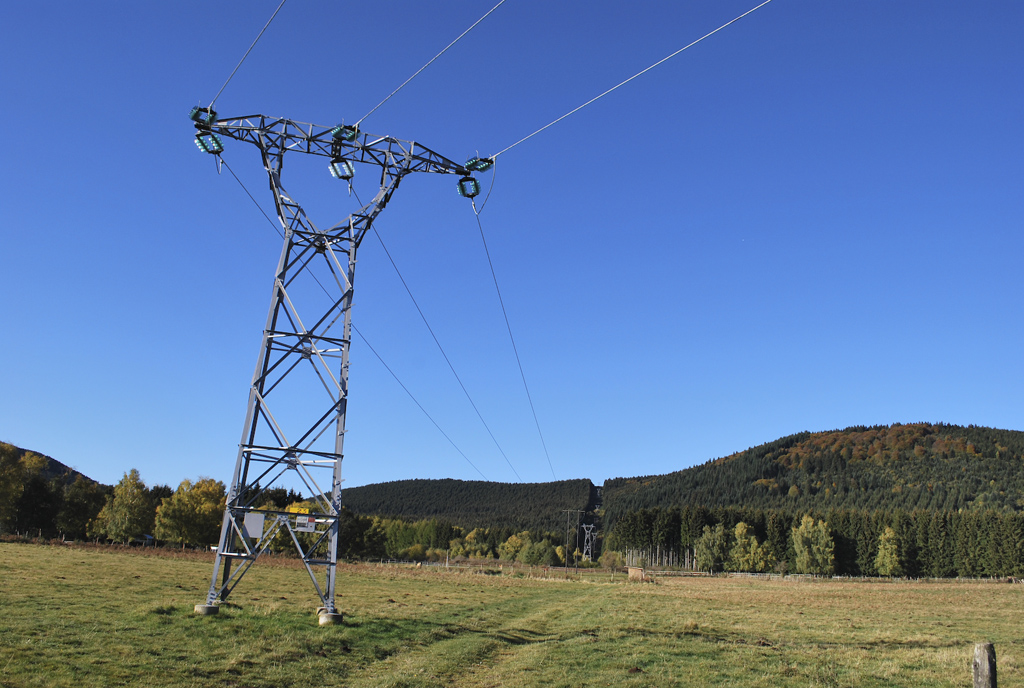 Ligne électrique franchissant la chaîne sur le plateau de Laschamp