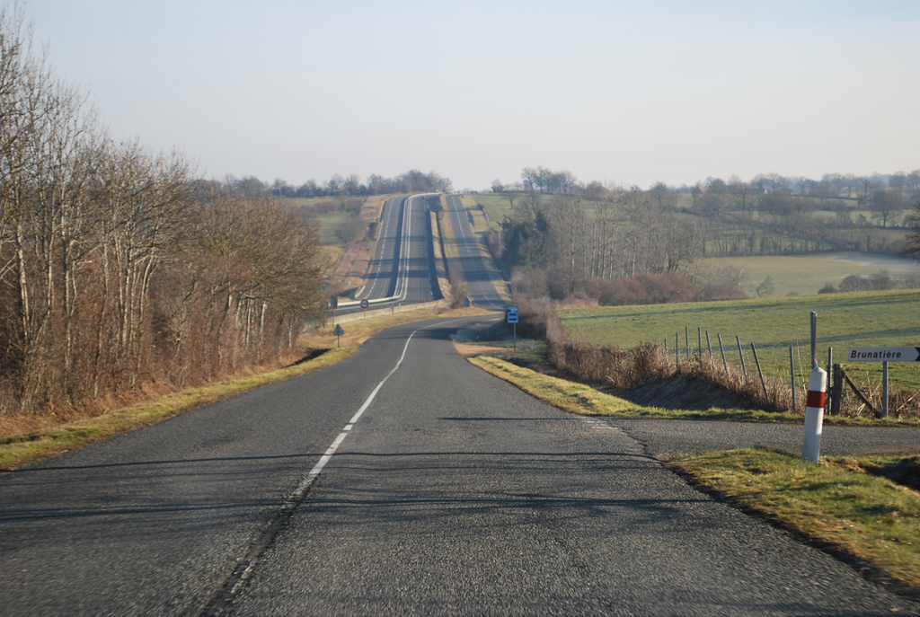 RCEA et route départementale entre Montmarault et Deux-Chaises