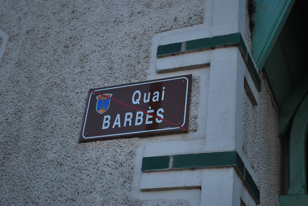 Ancienne plaque de rue le long du canal aujourd'hui disparu