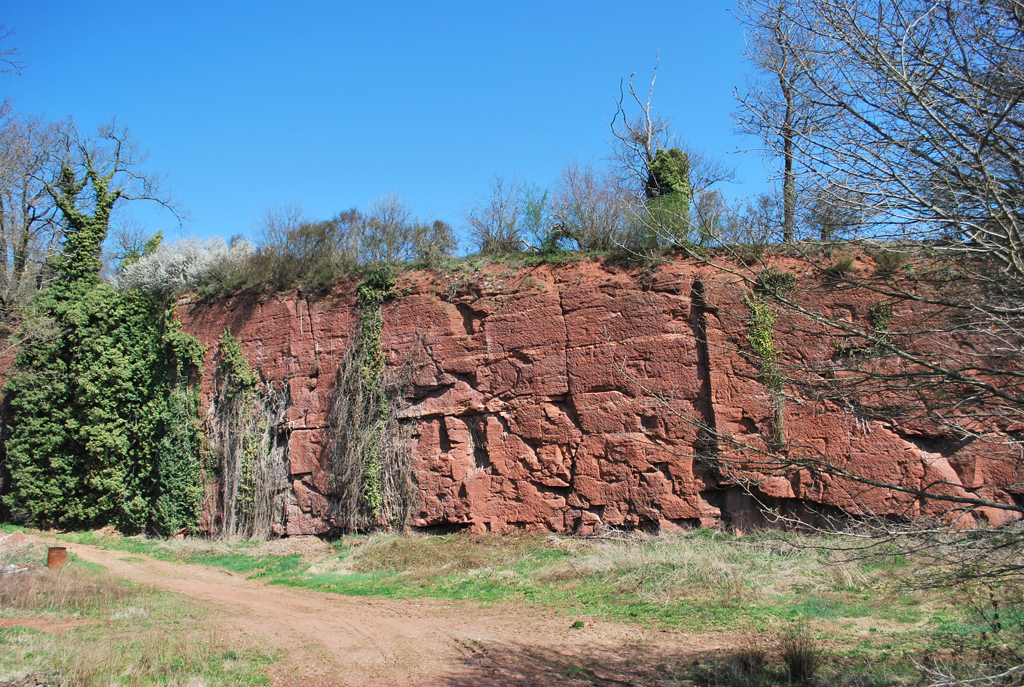 Carrière de grès rouge à proximité de Liernolles 