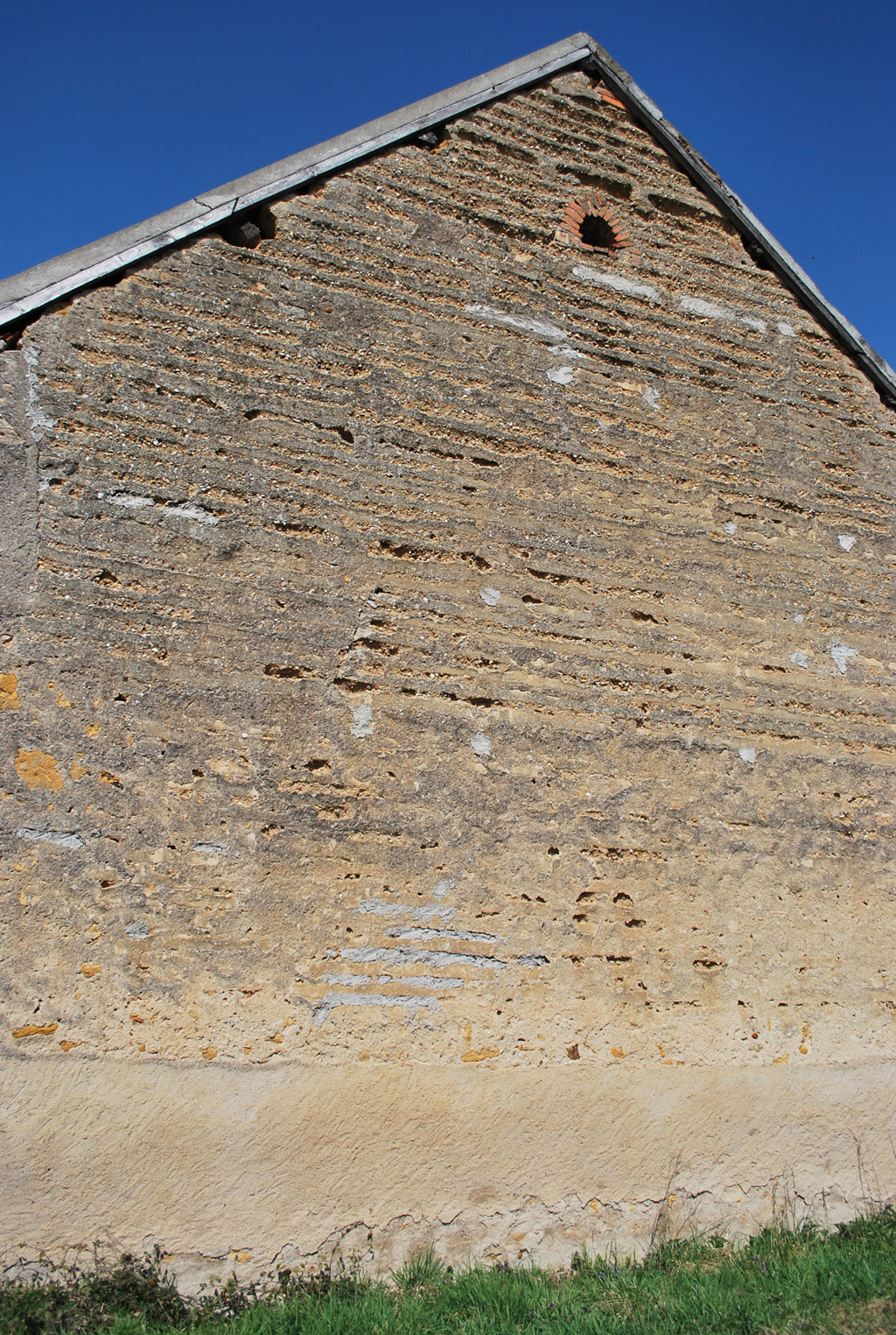 Pignon de maison en pisé dans la plaine de la Loire