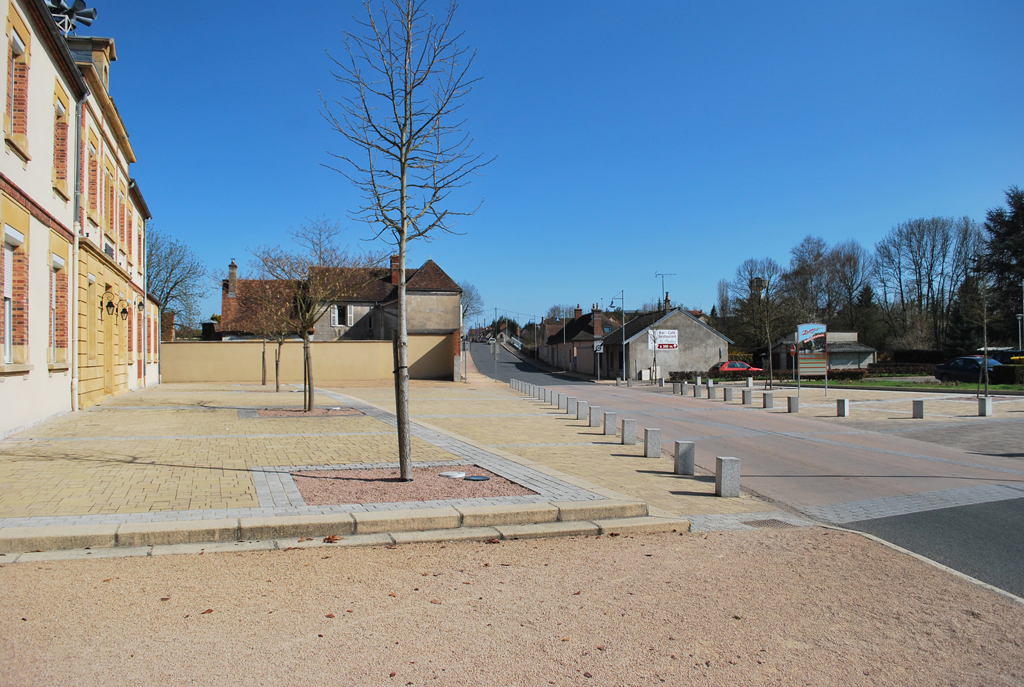 Place de la mairie à Diou