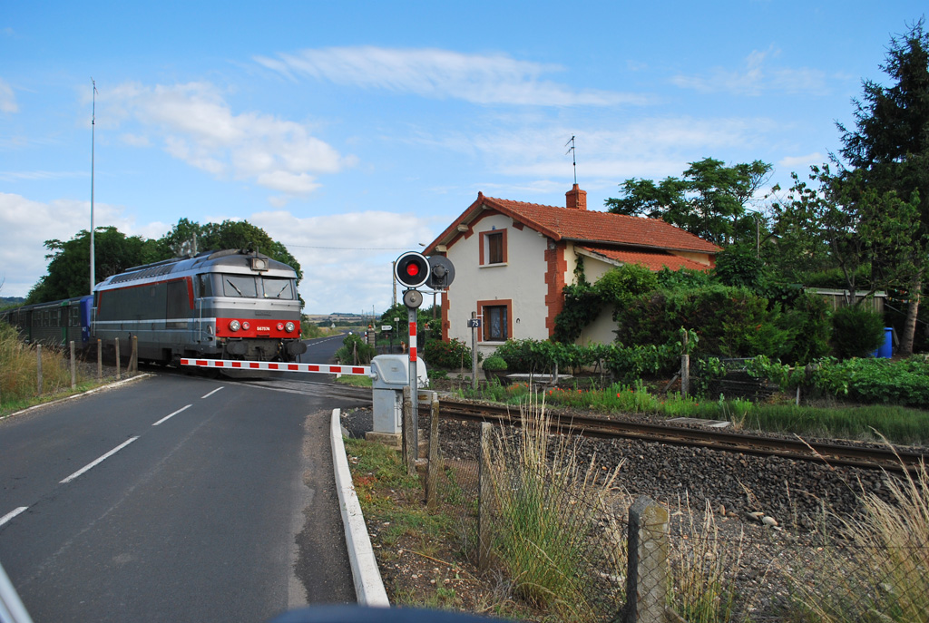 Sur la D19, passage à niveau et priorité au train “Cévenol” arrivant à Brioude