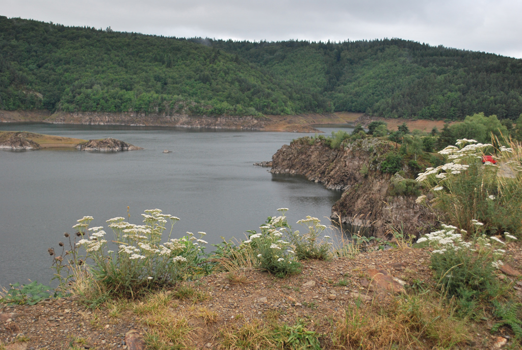 Berges de la retenue d'eau du barrage de Grandval