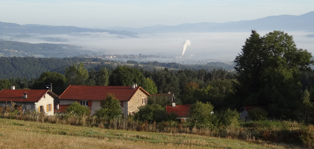 Brume matinale sur la plaine du Livradois depuis la descente du plateau de la Chaise-Dieu