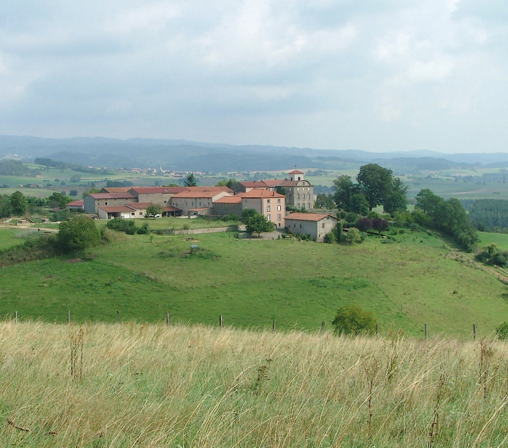 Sur épaulement le village de La Chapelle-sur-Usson