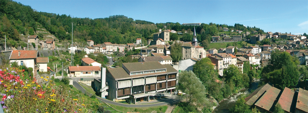 Village d'Olliergues installé dans un méandre de la Dore