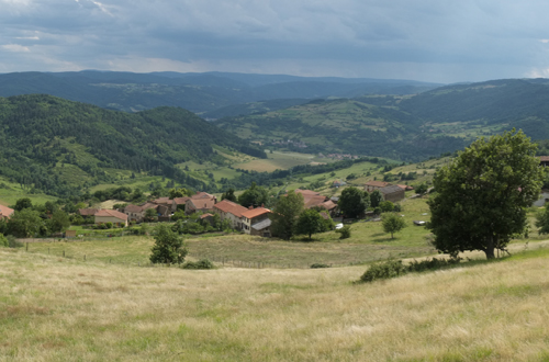 Vue plongeante vers l'Allier entre Saint Ilpize et Blassac, au fond la Margeride