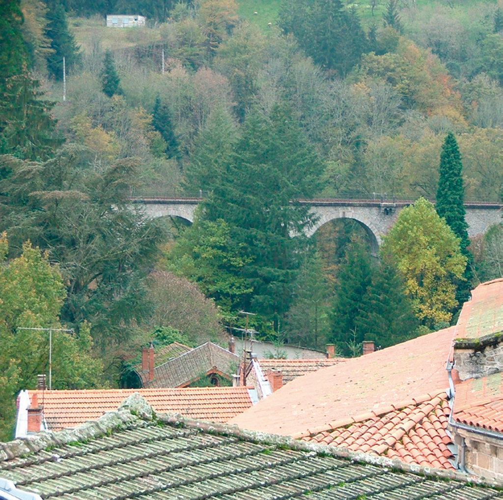 Viaduc de la voie ferrée dans les gorges de la Dore